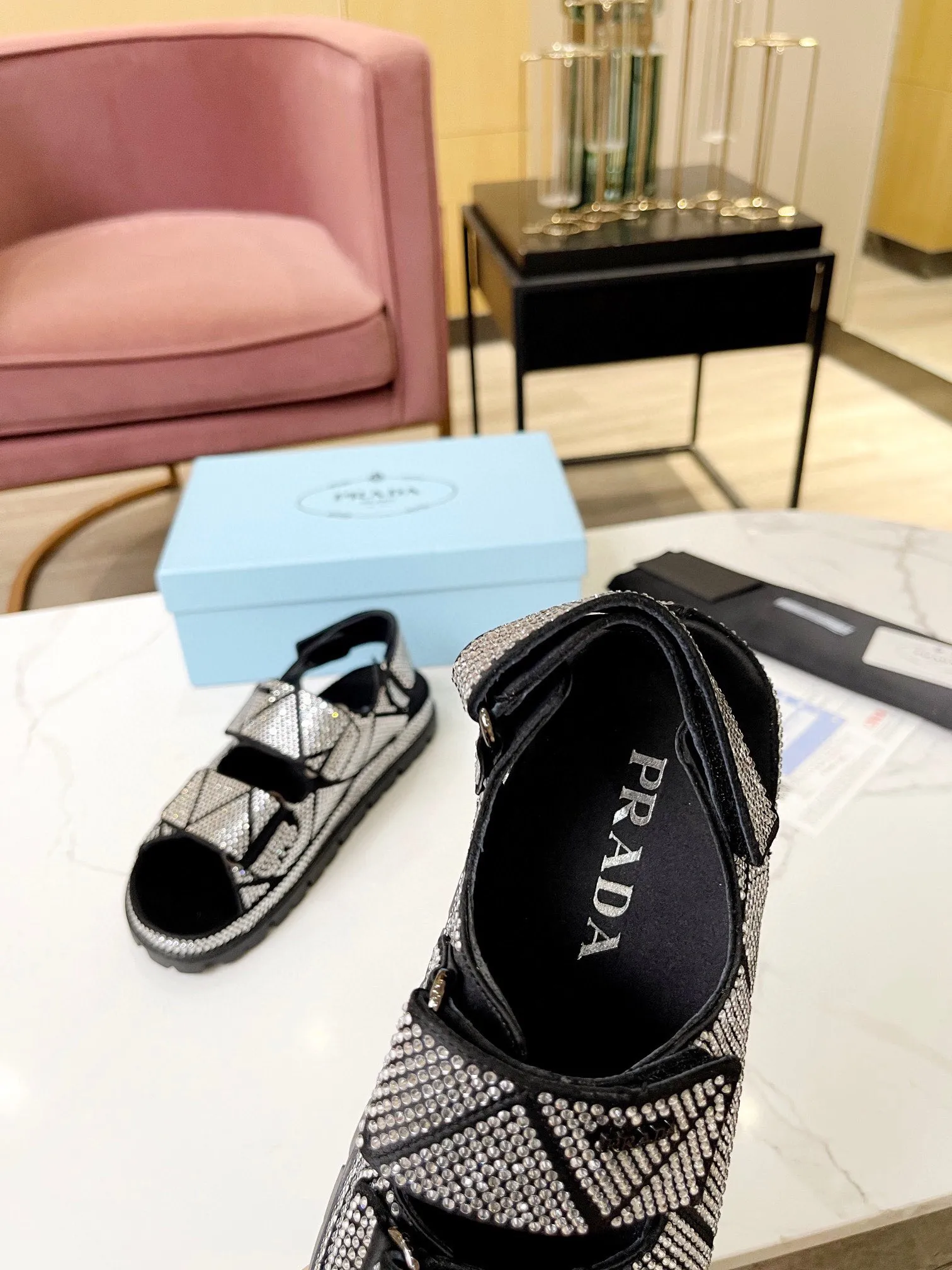 👟👟Ex-factory price 600👟👟 𝐏𝐑𝐀𝐃𝐀 ｜𝟐𝟎𝟐3/𝐒𝐒 𝐧𝐞𝐰 High version 💯💯💯 Parda 2023/fw new series Prada triangle logo Rhinestone model counter [authentic grade] version‼ ️Purchase ZP customization, the highest version on the market‼ ️ The original development shoe shape is super correct ‼ ️Highest restoration shoe type ‼ ️ Very good wrapping, slimming, high-end, super comfortable ‼ ️ Upper: imported silk, lining: lambskin, customized molding with iconic logo triangle buckle, outsole: original molding + hot-drilling process + pure handmade precision production. Code number: 35-39 (40, 41, customizable and non-returnable)